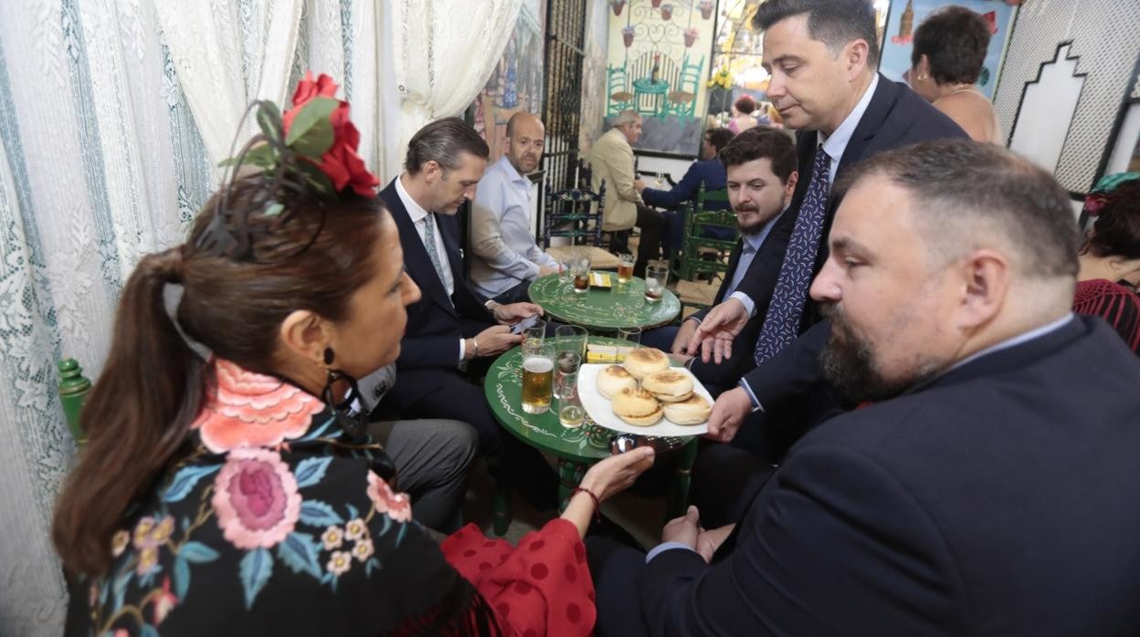 Feriantes en una caseta degustando unos montaditos