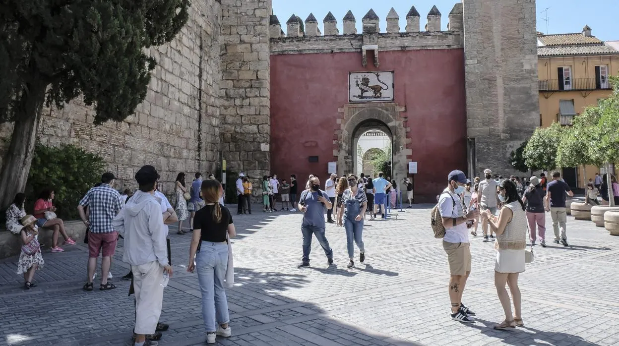 Grupos de turistas en la puerta de acceso al Alcázar