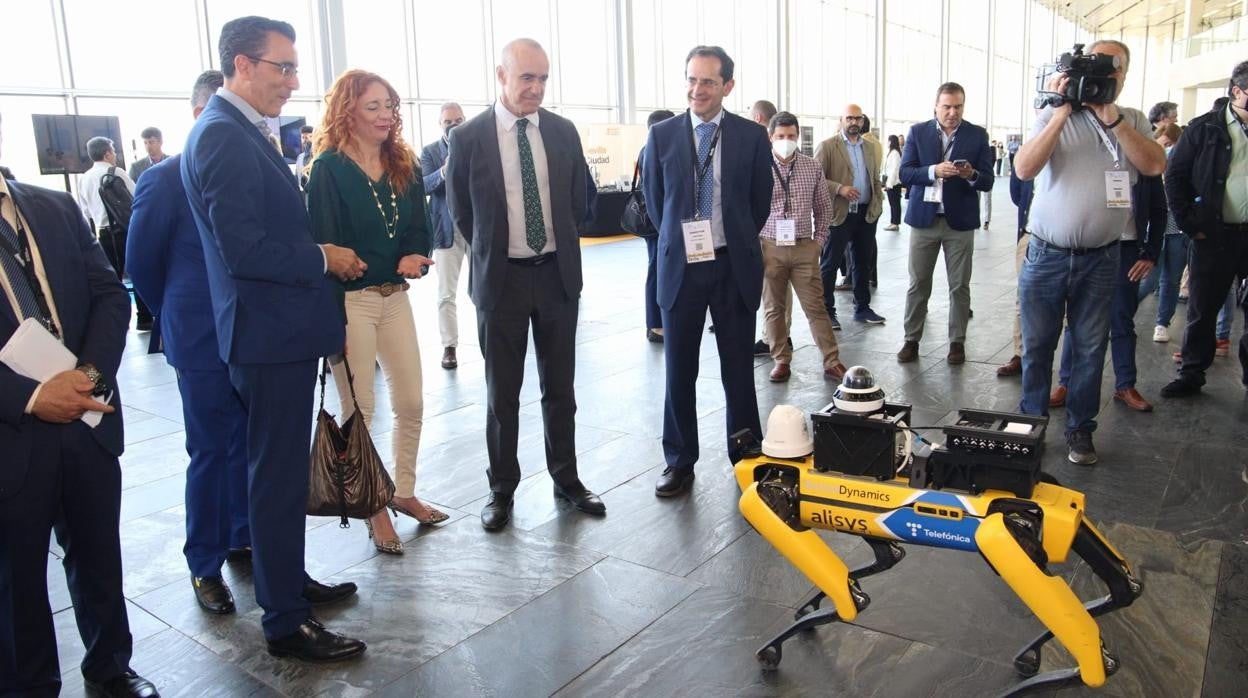 El alcalde, Muñoz, durante una demostración del perro robot