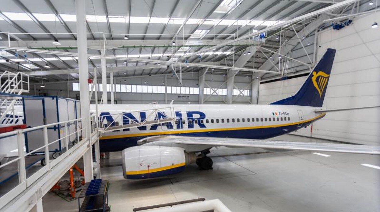 Un avión en el hangar de reparaciones de Ryanair de Sevilla