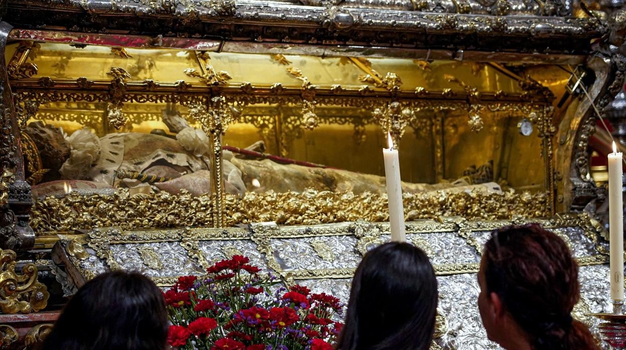 Urna del rey San Fernando en la Capilla Real de la Catedral de Sevilla