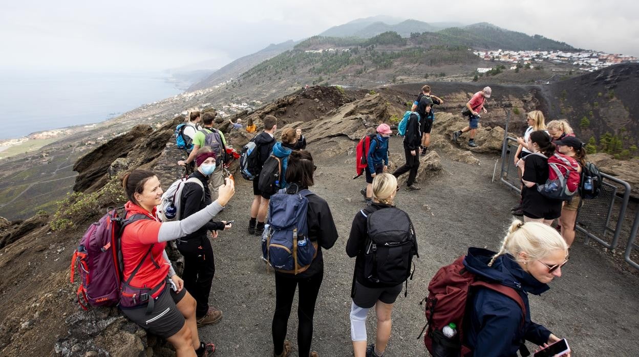 Un grupo de jóvenes en un viaje turístico