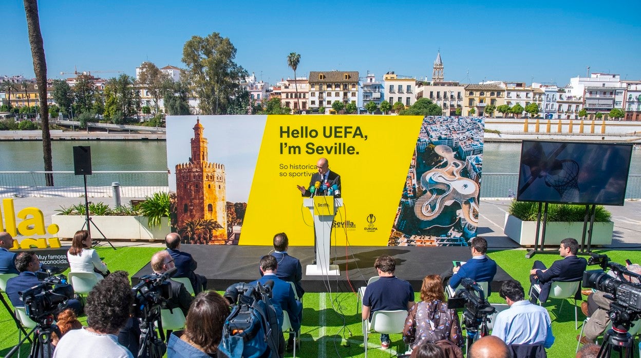 El alcalde de Sevilla, Antonio Muñoz, durante la presentación de la final de la UEFA