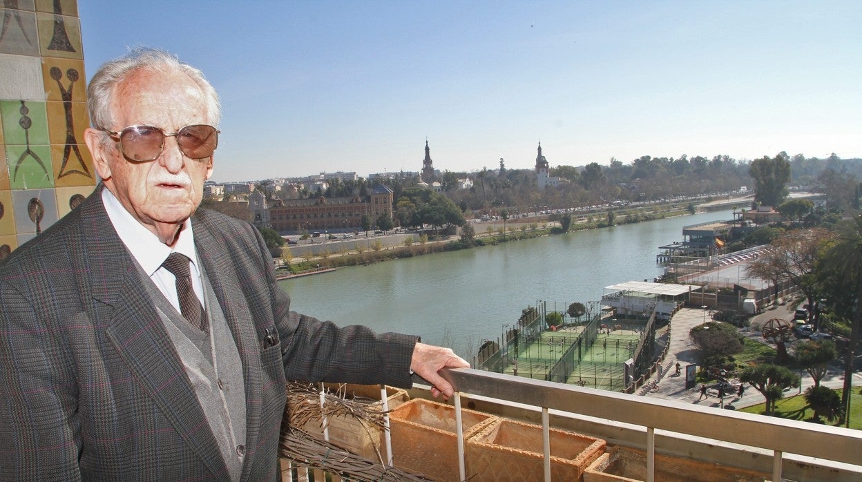 Luis Díaz del Río en la terraza de su casa en la Plaza de Cuba