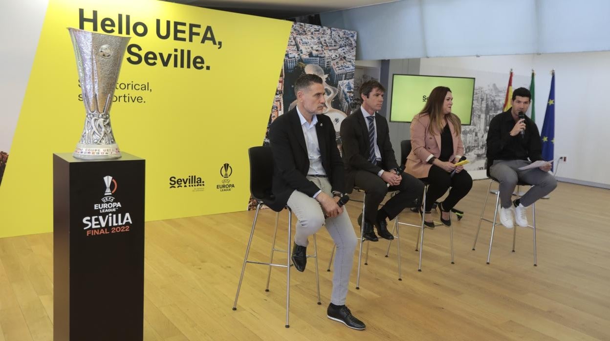 Llegada de la copa de la UEFA a Sevilla