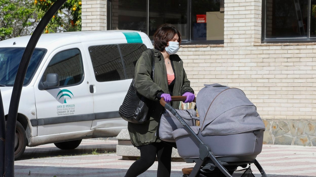 Una madre se acerca con su bebé a un centro de salud