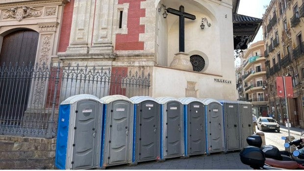 Lipasam instala urinarios junto a los principales monumentos de Sevilla