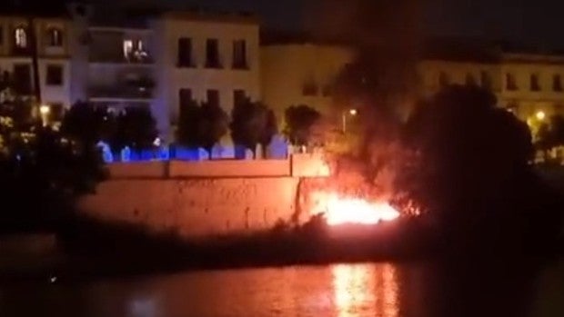 Un incendio destruye las chabolas del solar de la antigua comisaría de Policía de la calle Betis