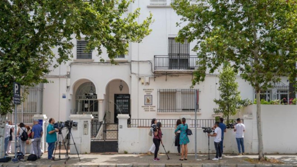 Medios de comunicación ante la residencia de ancianos que ha sido clausurada