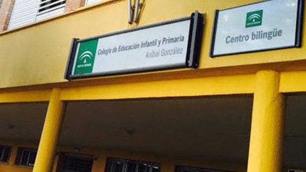 Padres sin plaza en el colegio Aníbal González de Sevilla, descontentos con la reubicación