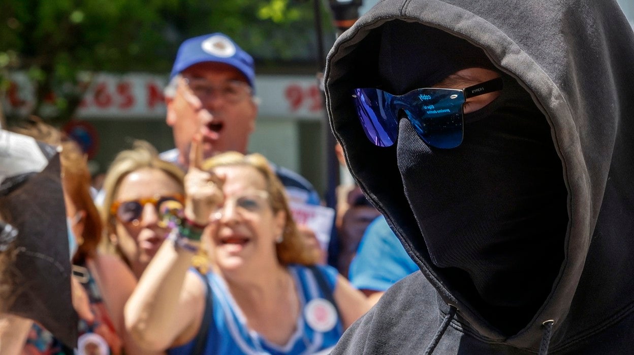 'El Cuco' ha acudido a los juzgados estos días oculto bajo una capucha, gafas de sol y un pasamontañas