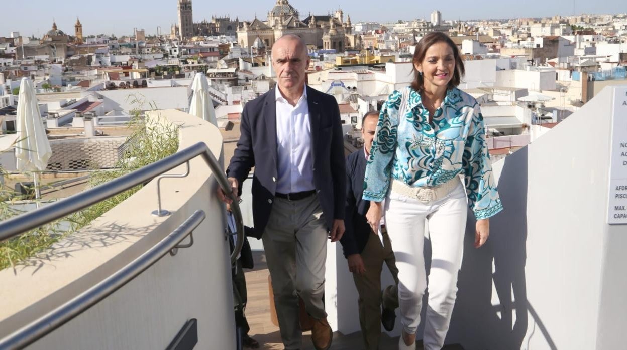 El alcalde Antonio Muñoz y la ministra de Turismo, Reyes Maroto