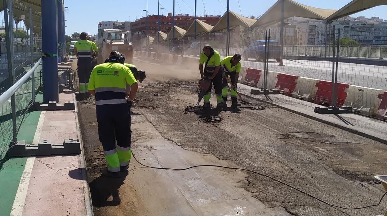 Operarios trabajando en el puente del Cristo de la Expiración de Sevilla