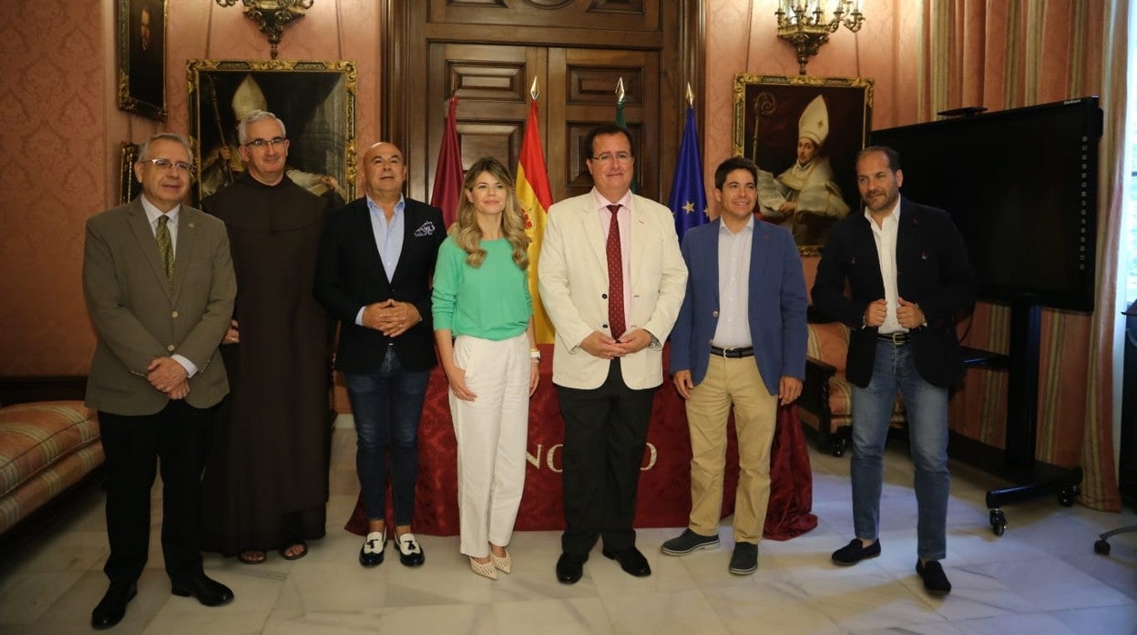 El delegado de Fiestas Mayores, Juan Carlos Cabrera, junto con miembros de la comisión para el Corpus Christi