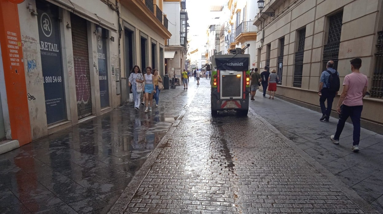 Tareas de baldeo de Lipasam en la calle Tetuán