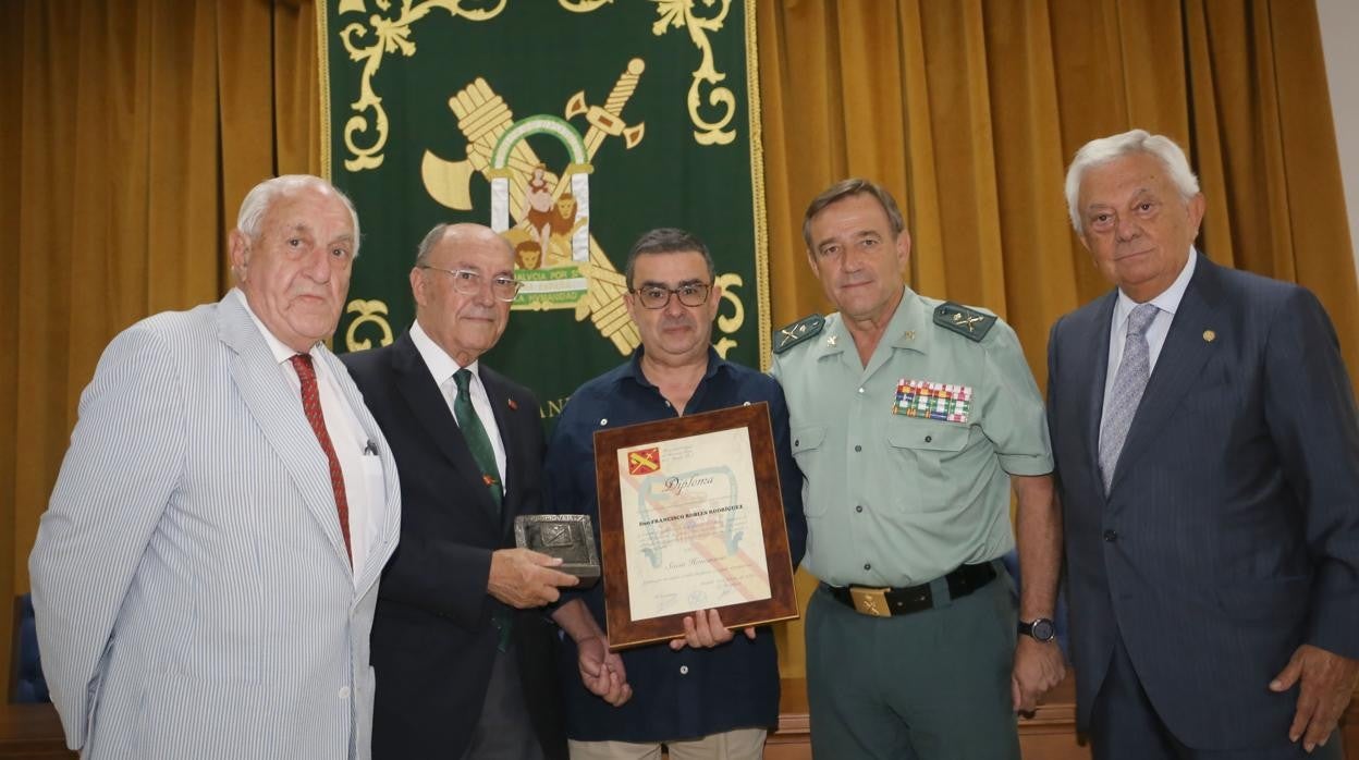 Francisco Robles, en el centro de la imagen, junto a Juan Ramón Guillén, Francisco Almendros, el general Alfonso Rodríguez y Francisco Herrero