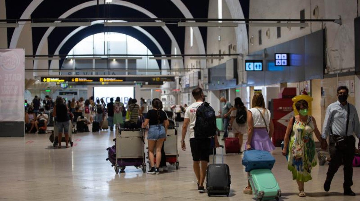 Pasajeros en el vestíbulo del aeropuerto de Sevilla