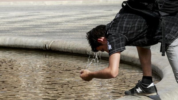 Recomendaciones ante la ola de calor de Sevilla: ropa ligera, beber aunque no se tenga sed y tomar frutas