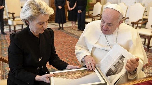 La presidenta de la Comisión Europea presenta al Papa el edificio que construirá en la Cartuja