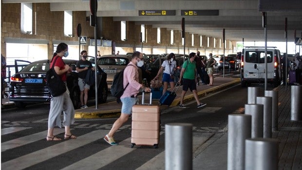 El aeropuerto de Sevilla es el único de su tamaño sin tren