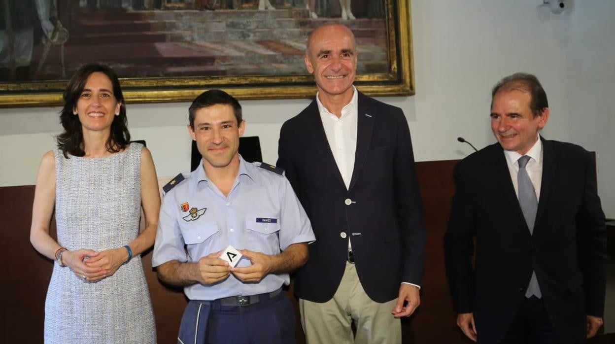 Susana Cayuelas, Antonio Muñoz y Salvador Onoyarte junto a uno de los premiados