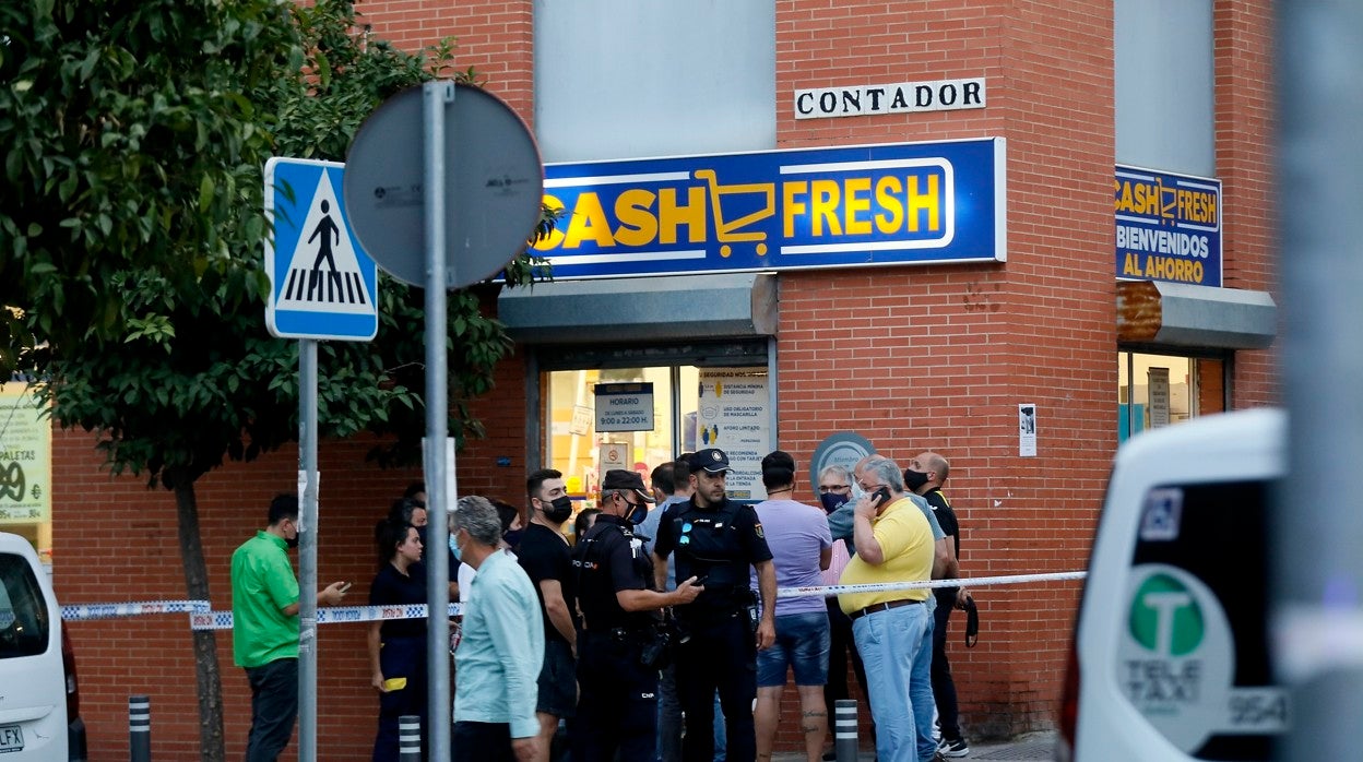 Los agentes acordonaron la zona del supermercado atracado y donde murió uno de los ladrones en Amate