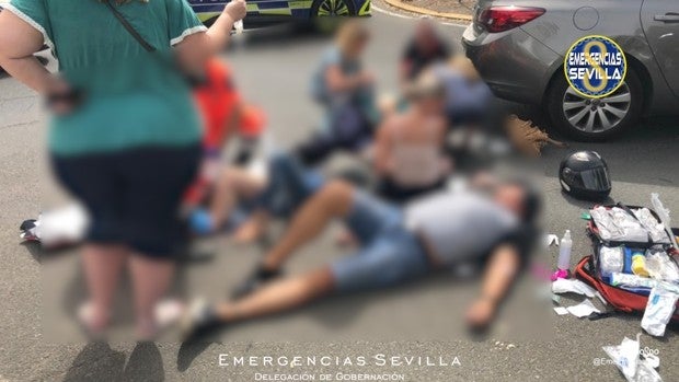 Hospitalizados con lesiones graves dos motoristas tras ser embestidos por un vehículo en Sevilla