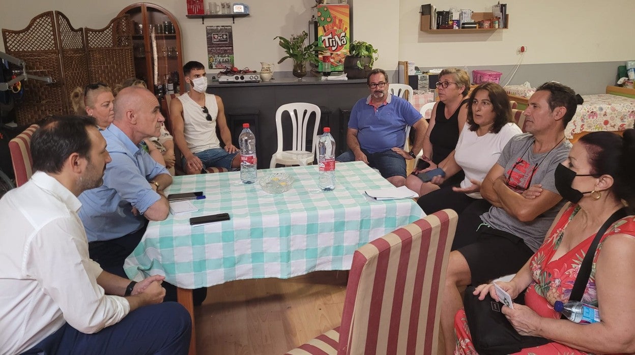 El alcalde de Sevilla, Antonio Muñoz, en una reciente reunión con vecinos de Torreblanca