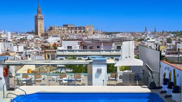 Diez hoteles con piscina en Sevilla donde olvidarse del calor