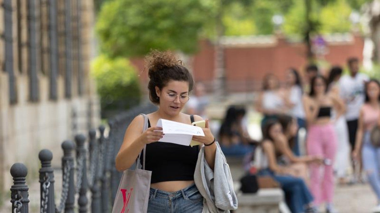 Una chica revisa las notas de Selectividad