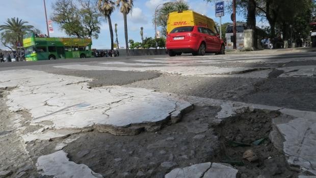 Arrancan las obras de renovación del pavimento en la avenida de la Palmera