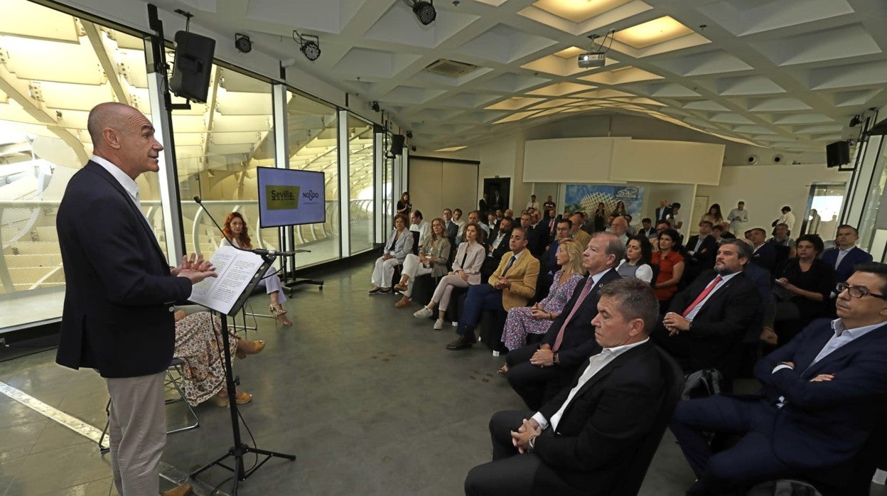 El alcalde, presentando en las Setas de la Encarnación el plan de digitalización