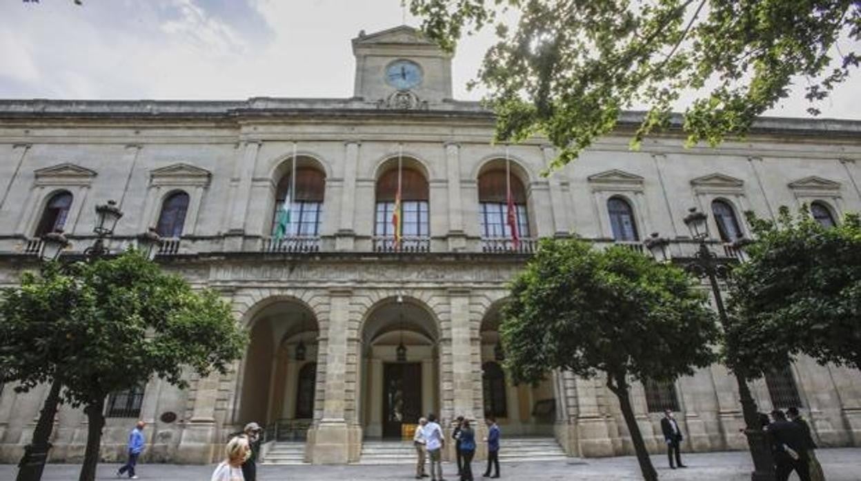 Panorámica de la fachada del Ayuntamiento de Sevilla