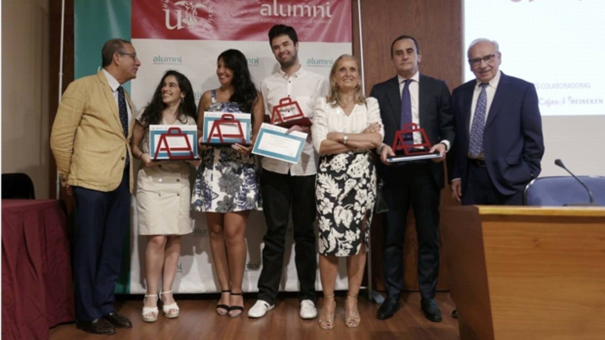 Los premiados posan en el acto celebrado en el Pabellón de México