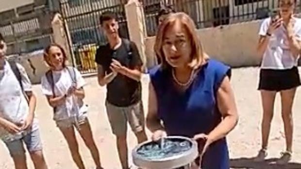 En vídeo: la curiosa despedida de una maestra de Málaga que quería parar el tiempo