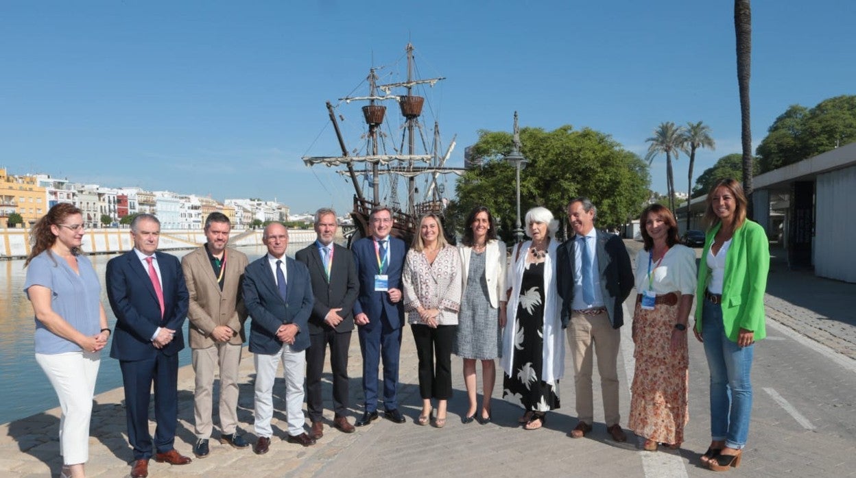 La consejera de Fomento, Marifrán Carazo, con el resto de participantes en el foro