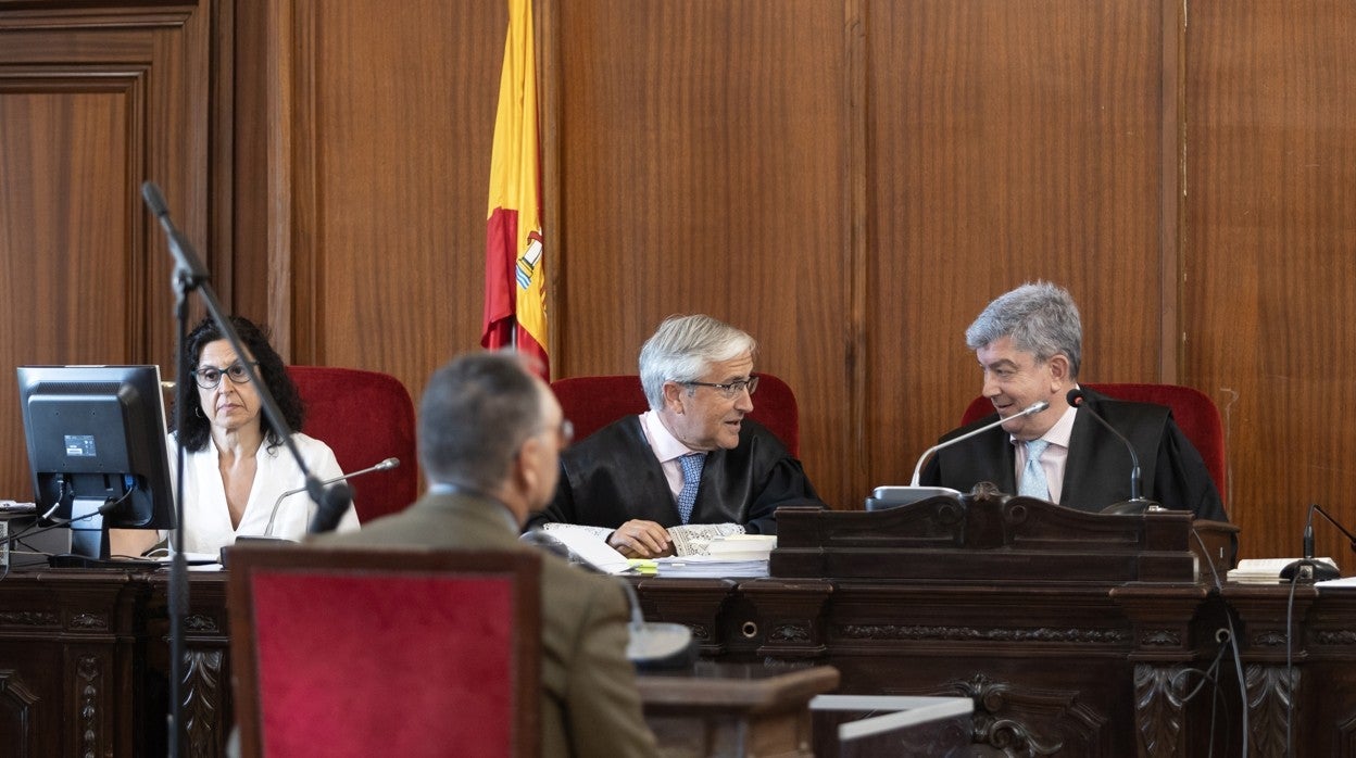 El acusado, de espaldas, sentado frente al presidente del tribunal el primer día del juicio