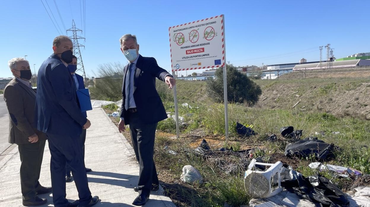 El candidato del PP a la Alcaldía, José Luis Sanz, muestra la basura