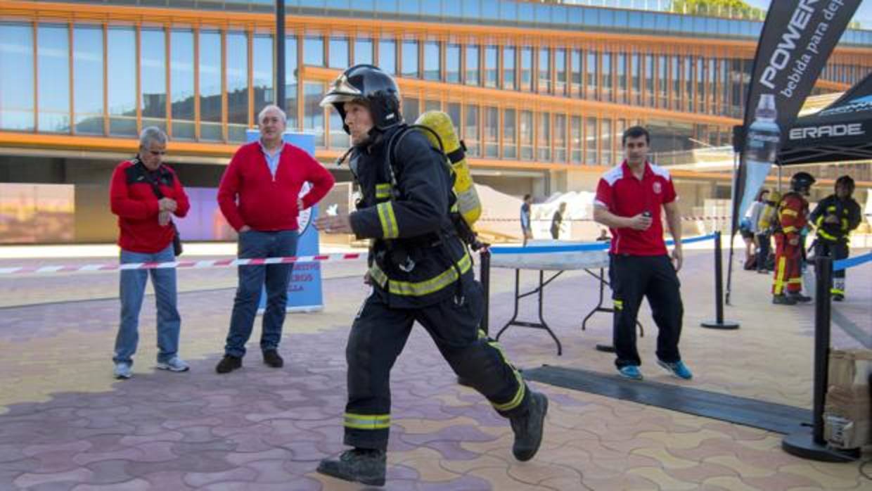 Un bombero del cuerpo de Sevilla