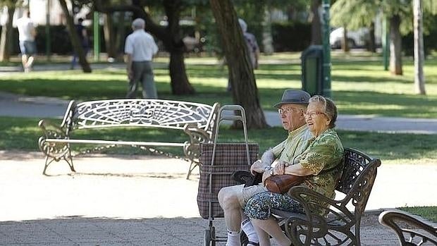 Dos jubilados en un parque de Córdoba