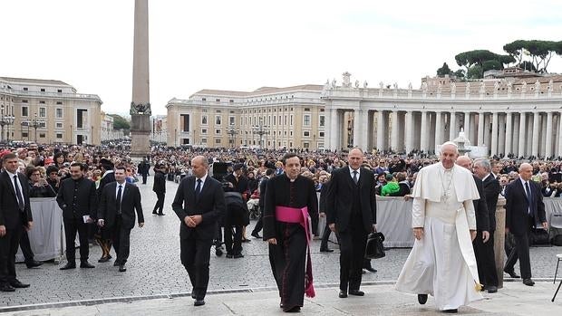 El Papa a su llegada a la audiencia general de los miércoles en la Plaza de San Pedro en el Vaticano, hoy