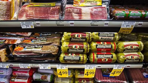 Vista de una alacena repleta de bacon precocinado en un supermercado de Washington