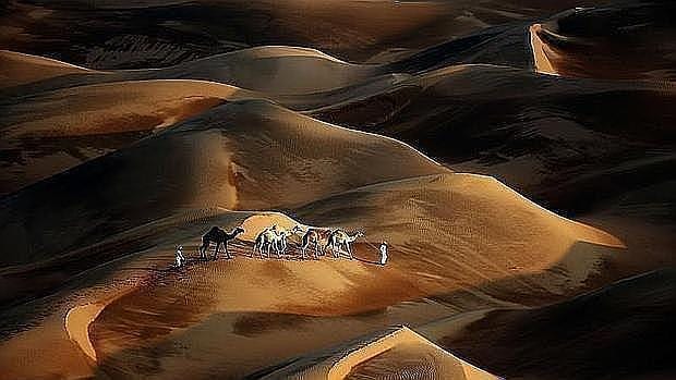 Beduinos avanzan entre las dunas del desierto de Liwa, al este de Abu Dhabi