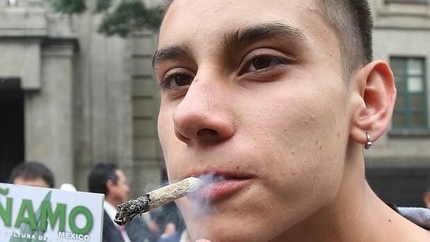 Un joven fuma marihuana