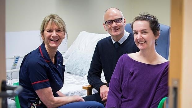 Fotografía facilitada por The Royal Free Hospital en Londres (Reino Unido) hoy, de la enfermera escocesa Pauline Cafferkey (dcha)