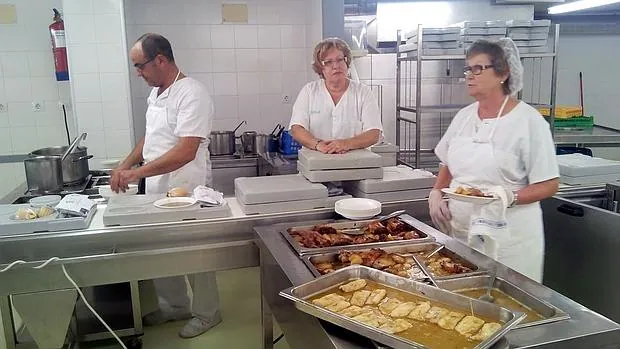 Los cocineros preparan el menú en el hospital público de Alcañiz (Teruel)