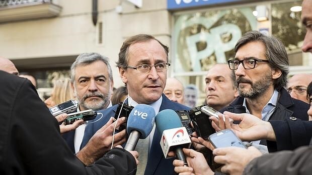 El Ministro de Sanidad, Alfonso Alonso, ante la sede de la oficina electoral del PP en Vitoria, este martes