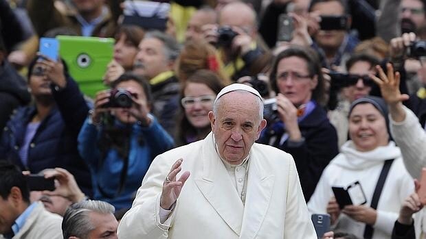 El papa Francisco saluda a los fieles durante la audiencia general de los miércoles en la Plaza de San Pedro en el Vaticano
