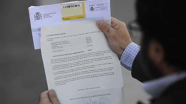 El padre solicitante, con el documento que autoriza el reintegro