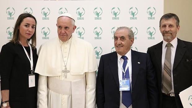 Cristina Hidalgo, directora general de Marketing Corporativo de Globalia; el Papa Francisco; el presidente de Globalia, Juan José Hidalgoy Enrique Palmeyro, director mundial de Scholas